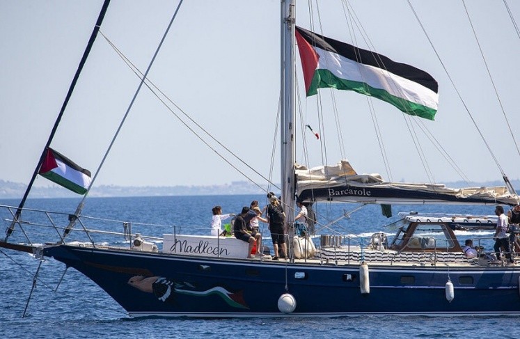 "مادلين" تقترب من غزة وإسرائيل تهدد