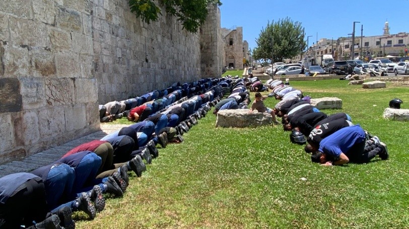 قيود وحصار وصلوات في عتبات الأقصى