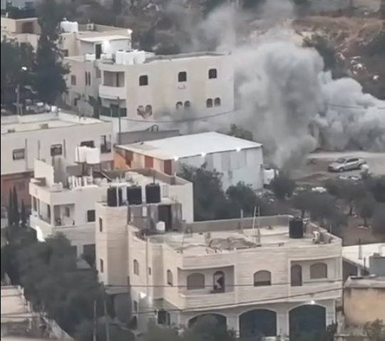 الاحتلال يفجر منزلا في بلدة بيت عوا غرب الخليل