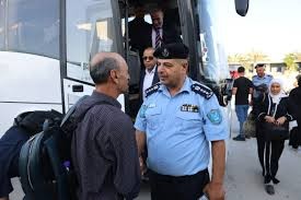 الشرطة تؤمن 42 حاجا وحاجة من أسر الشهداء والمعتقلين في أريحا
