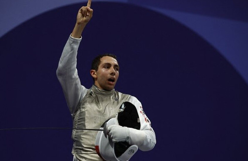 لمسة قاتلة ترسل المصري حمزة إلى المستشفى في بطولة العالم للمبارزة!