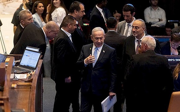 المستشارة القضائية تقرّر توجيه اتهامات لمستشار نتنياهو بشأن تسريب معلومات بالغة السريّة من الجيش