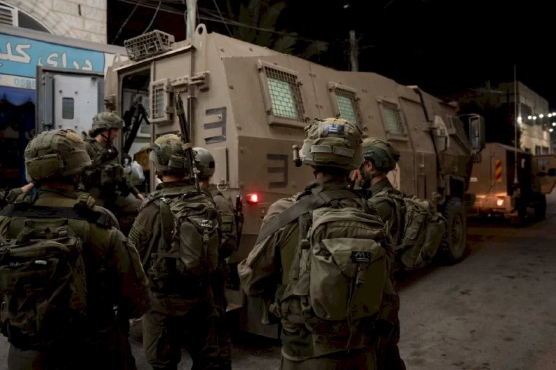 اعتقالات خلال اقتحامات الاحتلال لمناطق متفرقة بالضفة الغربية