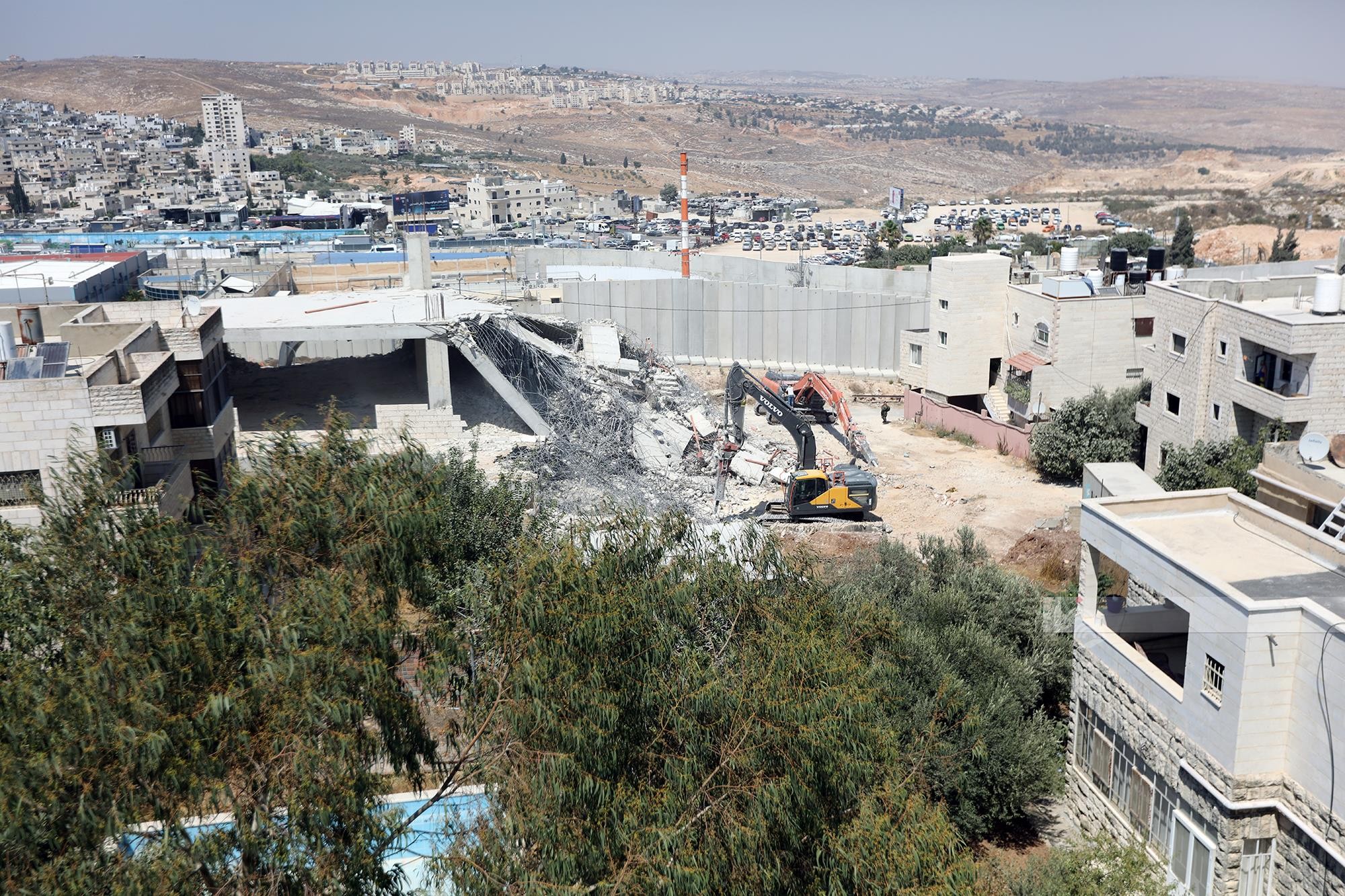 قوات الاحتلال تشرع بهدم بناية من ثلاثة طوابق في مراح معلا جنوب بيت لحم