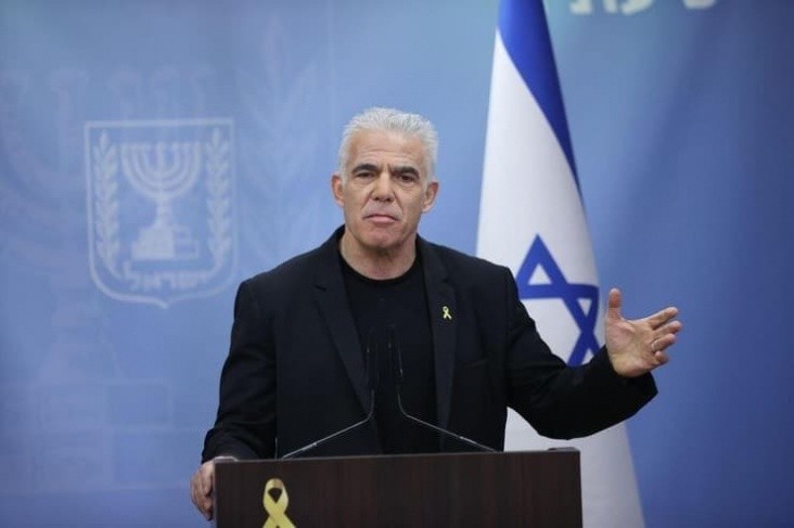 لابيد: إسرائيل تُدار الآن من قبل حكومة أقلية غير شرعية