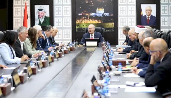 مجلس الوزراء يحذر من مرحلة قد تعجز فيها المؤسسات الوطنية عن الاستمرار بتقديم خدماتها بسبب استمرار احتجاز أموال المقاصة