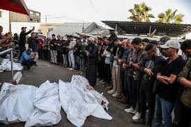 شهداء ومصابون من منتظري المساعدات بنيران الاحتلال وسط وجنوب قطاع غزة