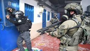 "هيئة الأسرى": قوات القمع اقتحمت سجن النقب قبل أيام واعتدت على الأسرى بالضرب والرصاص