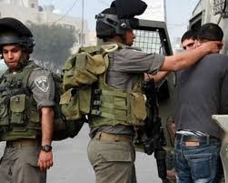 الاحتلال يعتقل شابين من المزرعة الغربية شمال رام الله