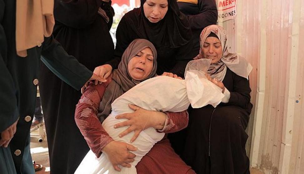 6 شهداء بينهم طفل في غارة للاحتلال على عيادة طبية وسط مدينة غزة