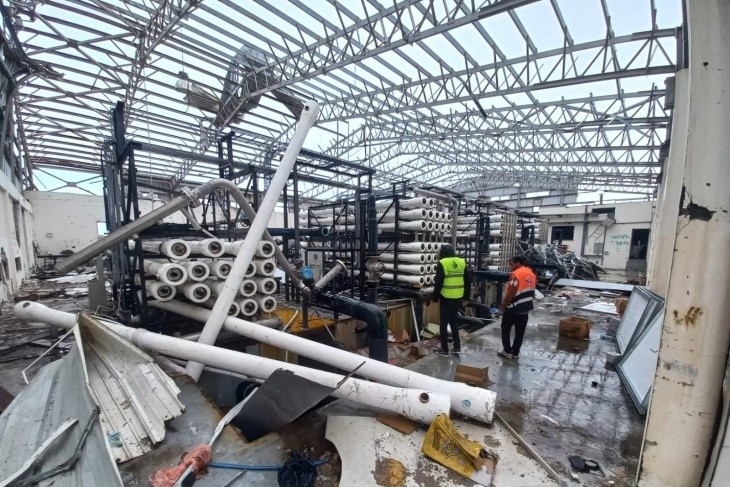 دون إنارة غزة: الاحتلال يعيد خط كهرباء واحد لتحلية المياه بخان يونس