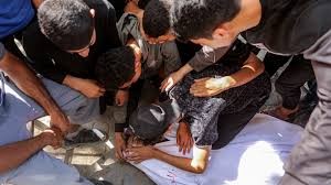 عشرات الشهداء والجرحى بغزة واسرائيل تعلن هدنة إنسانية للهرب من صور المجاعة