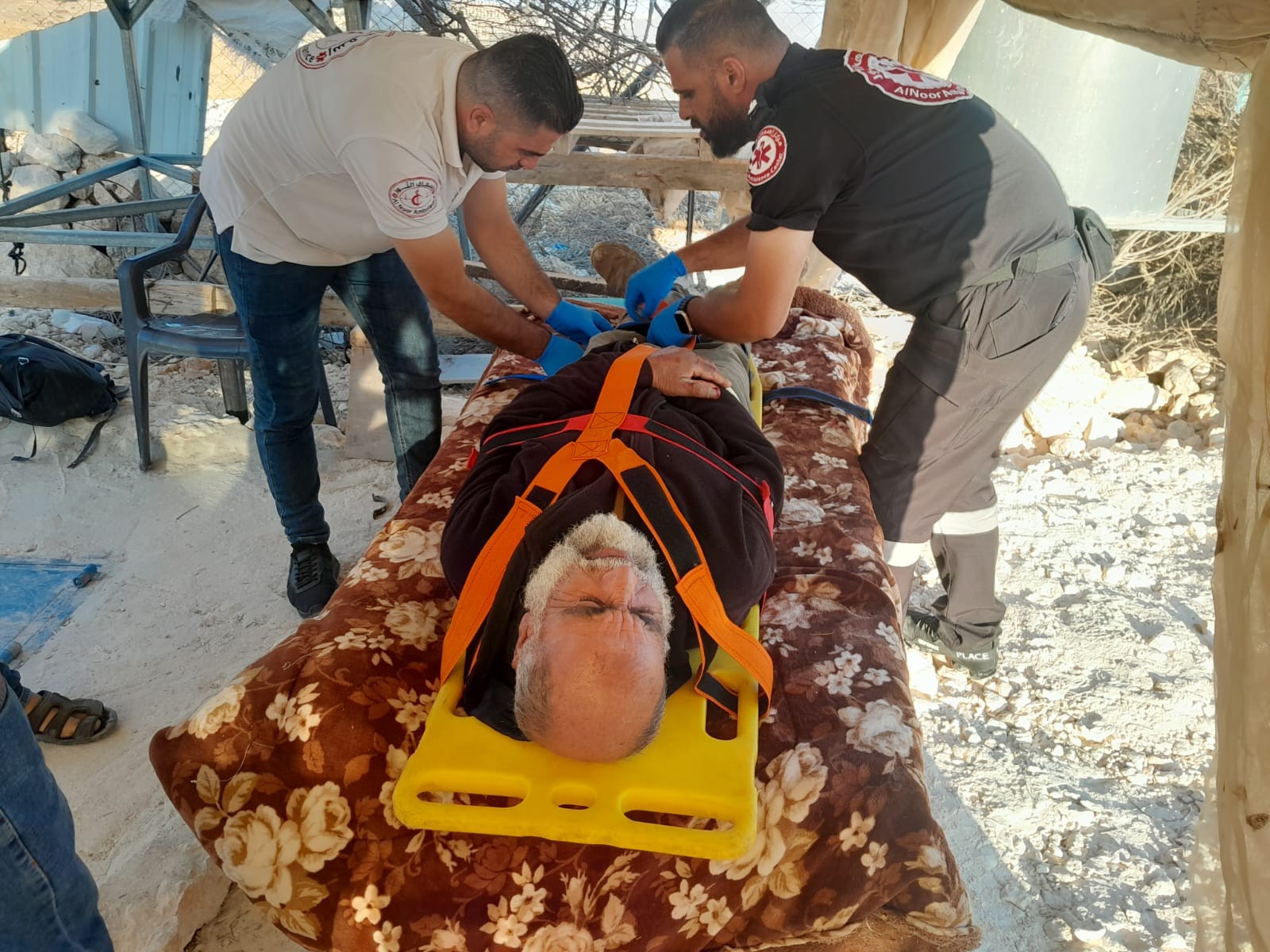 إصابة مسن في اعتداء وحشي نفذه مستعمرون على أهالي خربة أم نير جنوب الخليل