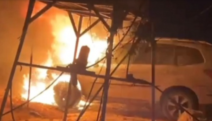 مستوطنون يحرقون مركبة لمتضامنين اجانب في مسافر يطا