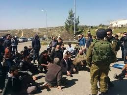 الاحتلال يحتجز عشرات المواطنين ويعتدي عليهم بالضرب في سنجل شمال رام الله