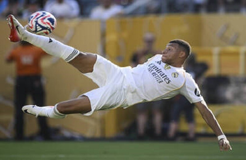 نجم المنتخب الفرنسي يواجه تحقيقا يتعلق بدفع مبالغ كبيرة لضباط في الشرطة