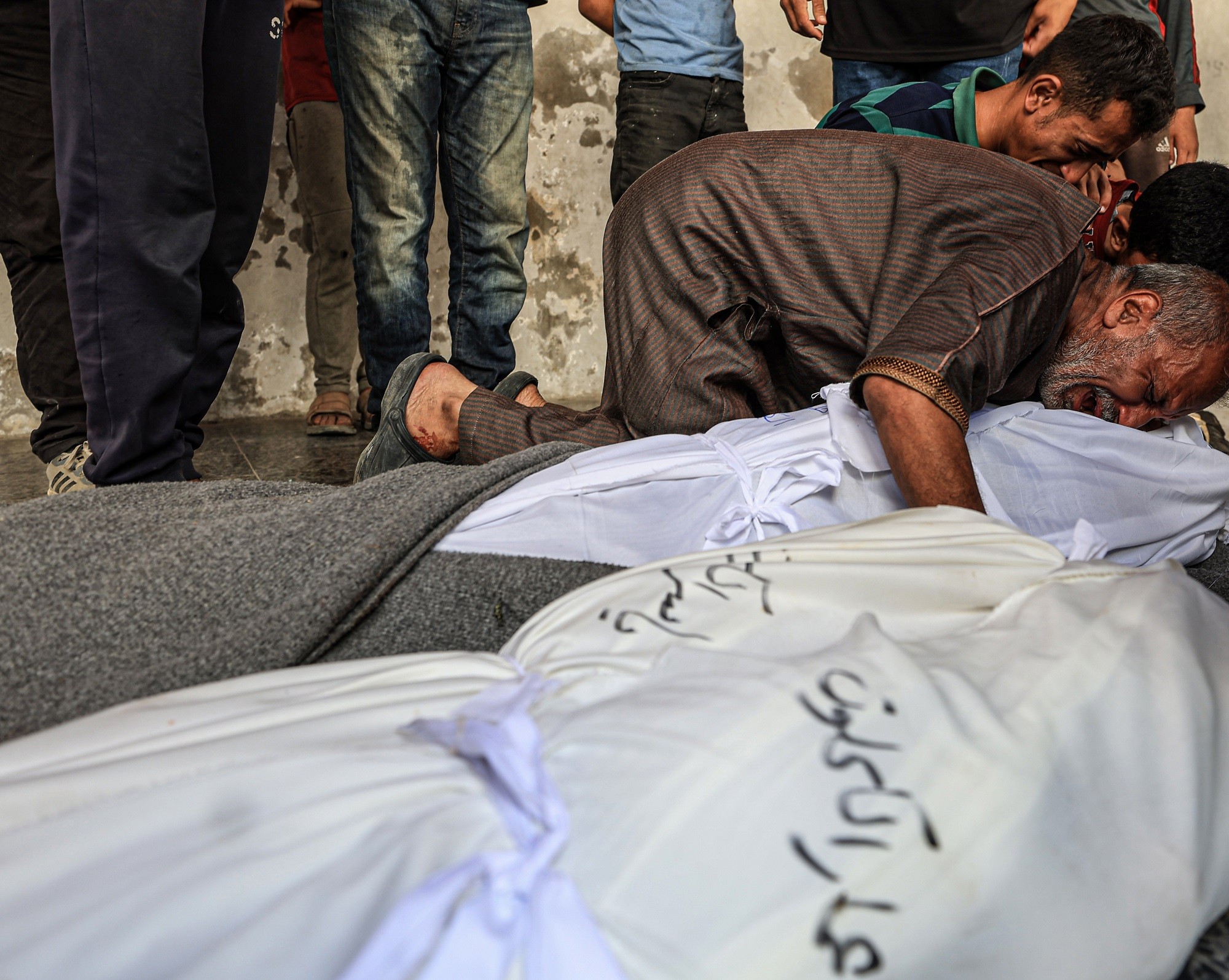 شهيدان وعدة جرحى في قصف الاحتلال خيام النازحين في غزة وخان يونس