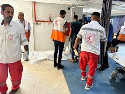 شهيد و3 إصابات جراء استهداف الاحتلال مقر جمعية الهلال الأحمر في خان يونس