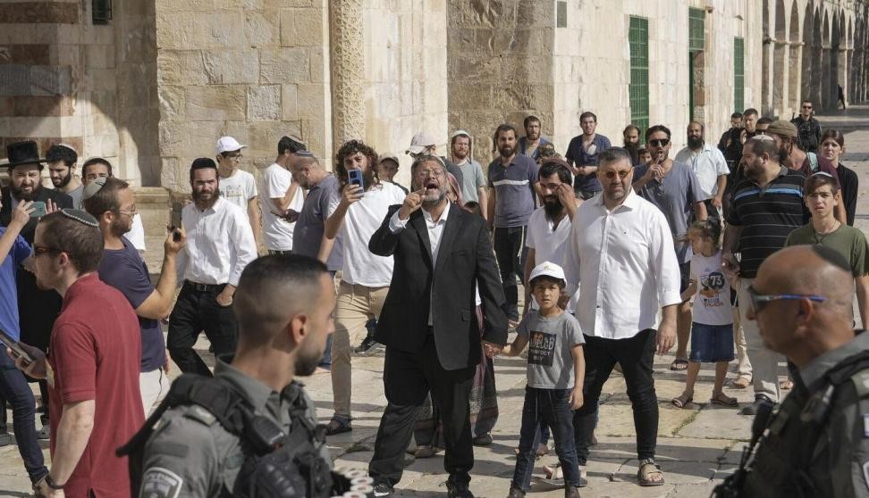 المتطرف بن غفير يقود مسيرة استفزازية للمستعمرين للبلدة القديمة تمهيدا لاقتحامات واسعة للأقصى