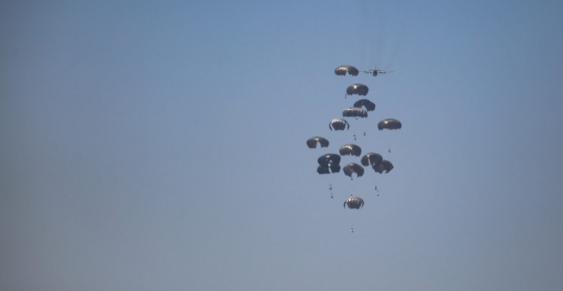 الجبش الإسرائيلي: إسقاط 785 طرد مساعدات إلى غزة من 8 دول مختلفة