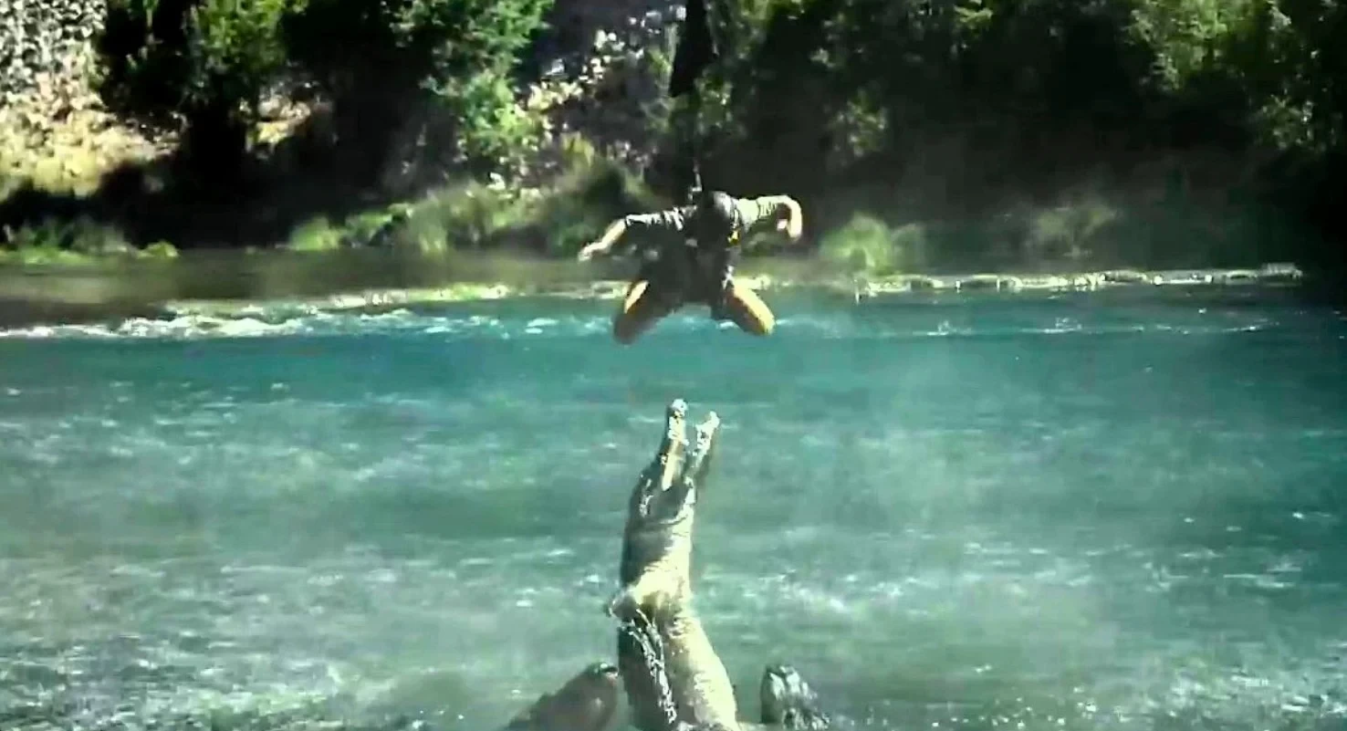 شركة ملابس تُعلق رجلا فوق مستنقع مليء بالتماسيح لاختبار متانة خامتها