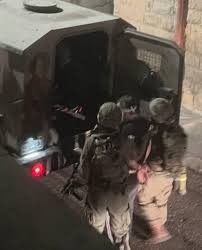 الاحتلال يعتقل ثلاثة مواطنين ويداهم منازل في محافظة نابلس