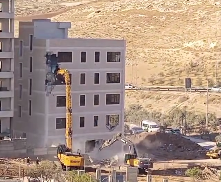 الاحتلال يشرع بهدم بناية شرق بيت لحم