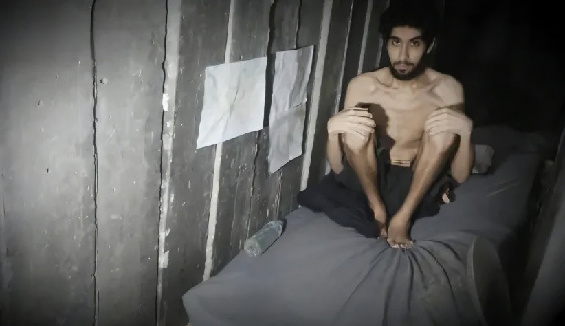 "يأكلون مما نأكل".. أسير إسرائيلي بجسد هزيل والصحافة الاسرائيلية "يا للعار"