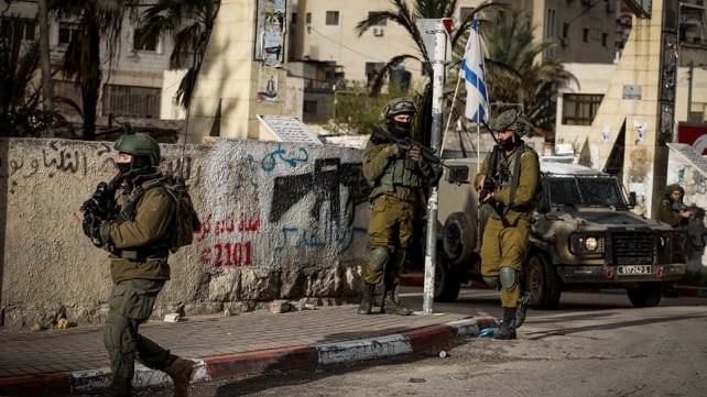 قوات خاصة من جيش الاحتلال تختطف شابين من مخيم الأمعري ....