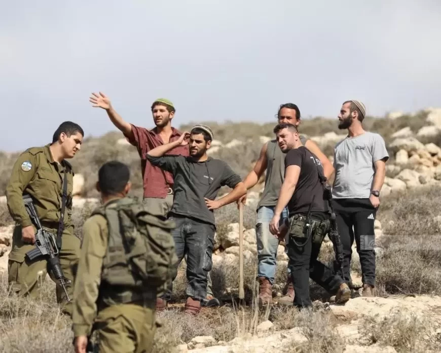 مستعمرون يعتدون على مواطن ويسرقون أغنامه في كفر مالك ويهاجمون الطيبة