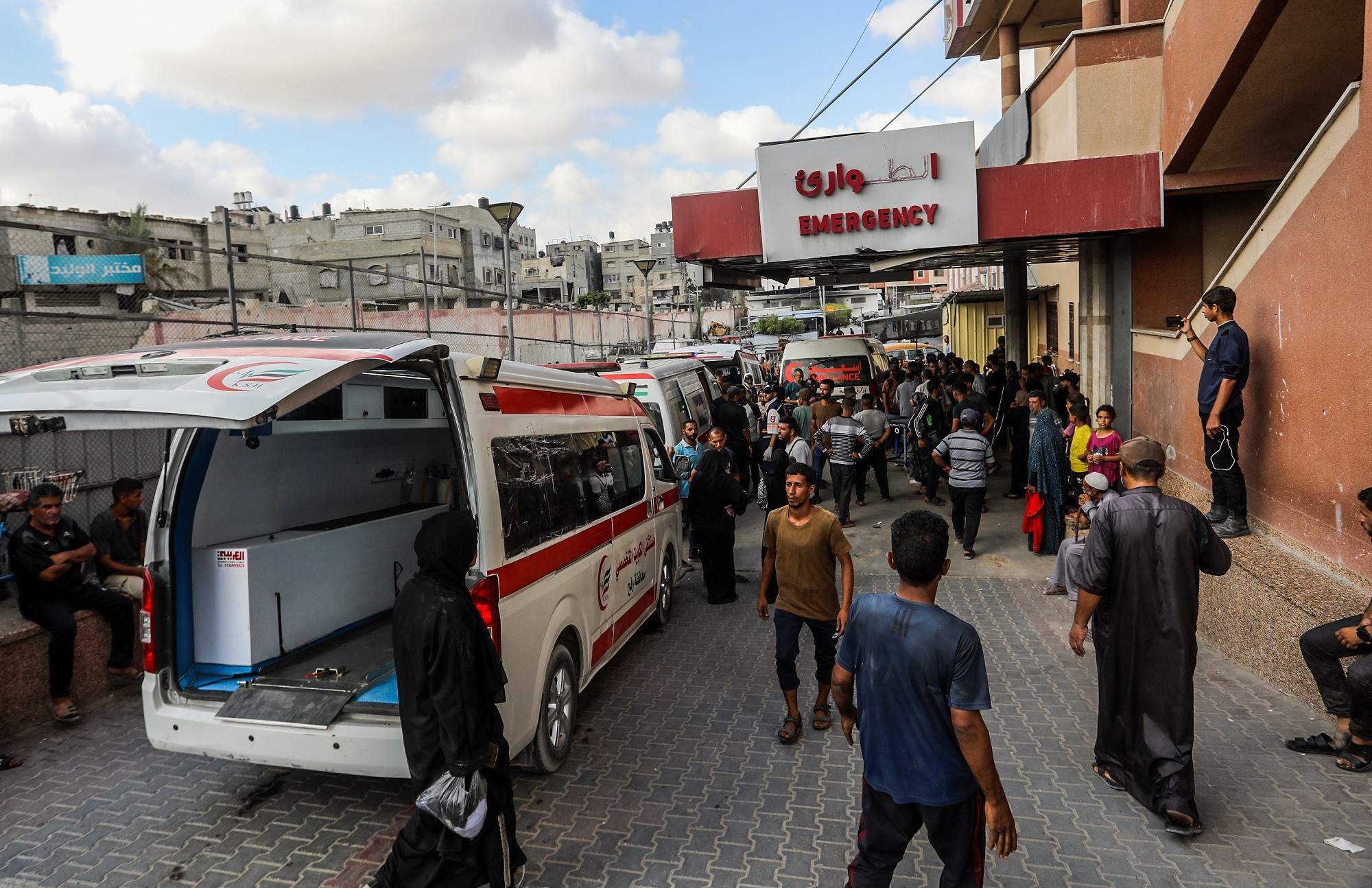 7 شهداء في قصف للاحتلال استهدف مجموعة مواطنين في ساحة مستشفى المعمداني