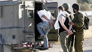 قوات الاحتلال تعتقل 7 مواطنين من محافظة الخليل بينهم أسرى محررون