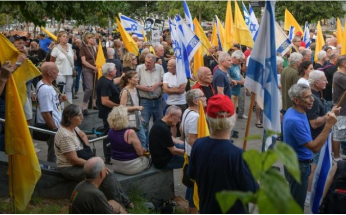 مئات الجنود والضباط يطالبون نتنياهو بوقف الحرب وعقد صفقة أسرى