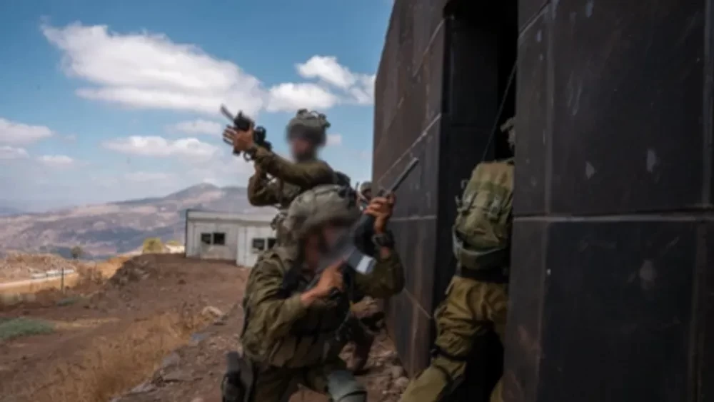 جيش الاحتلال يُنفذ تدريبًا عسكريًا في منشأة تُحاكي شوارع لبنان