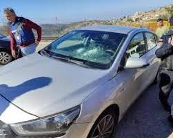 مستعمرون يهاجمون مركبة في بلدة عطارة شمال رام الله