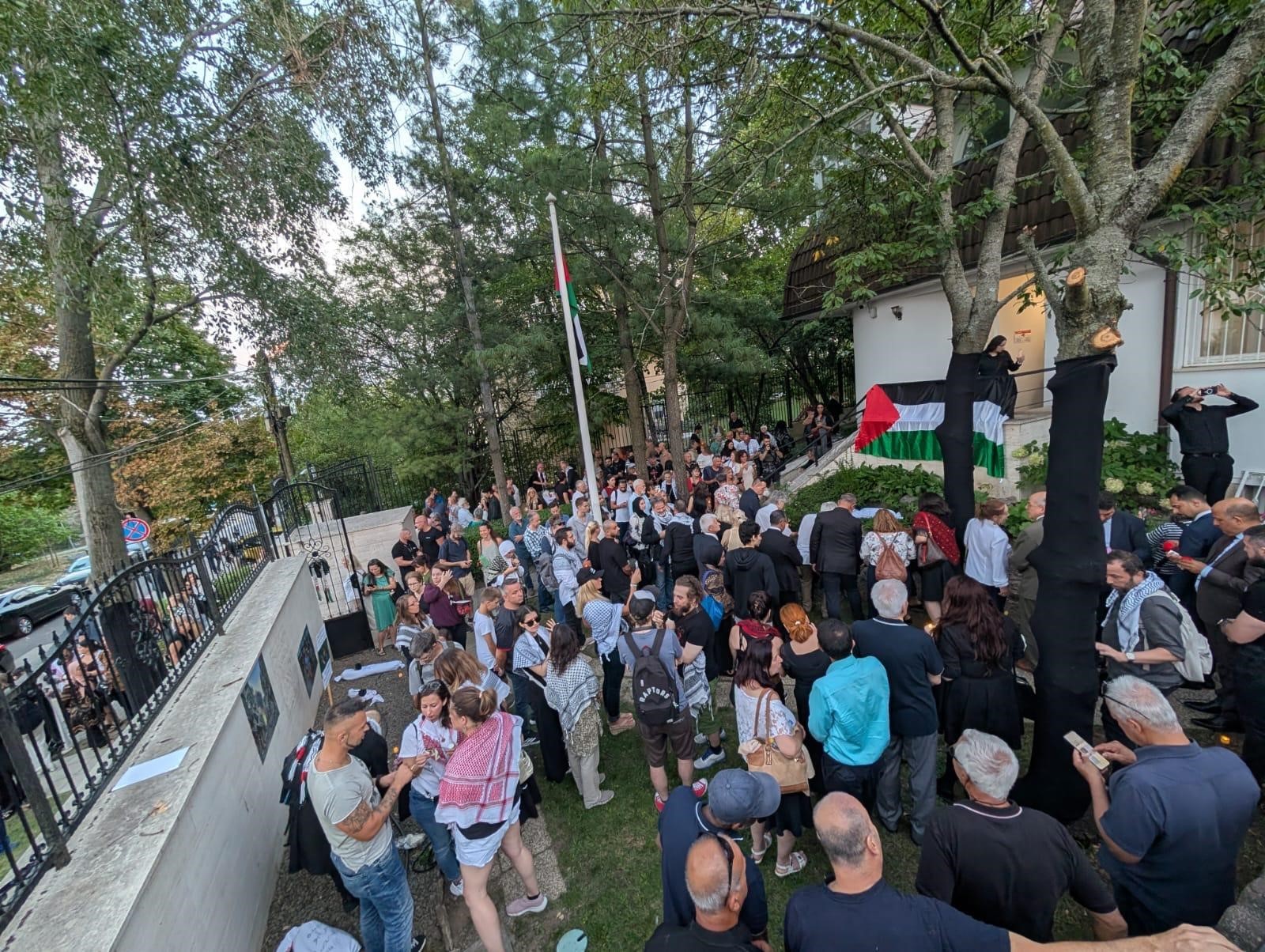 المئات يشاركون في وقفة شموع ببودابست تكريما لأرواح أكثر من 20,000 طفل استشهدوا في قطاع غزة