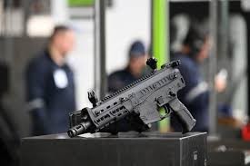 بعد قطع العلاقات.. كولومبيا تكشف عن بندقية محلية بديلاً عن السلاح الإسرائيلي