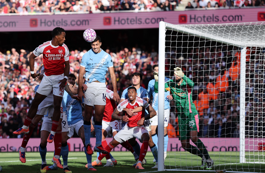 مارتينيلي ينقذ أرسنال من السقوط على أرضه أمام مانشستر سيتي