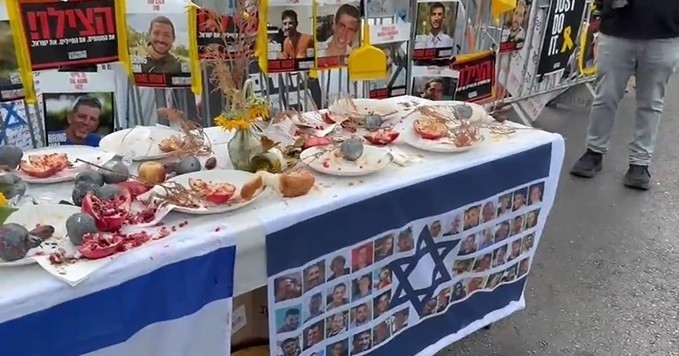 عائلات المحتجزين تقيم مائدة فارغة أمام منزل نتنياهو عشية رأس السنة