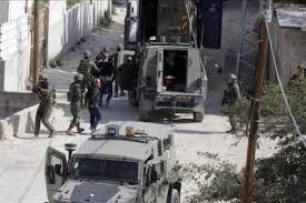 الاحتلال يصيب مواطنًا ويعتقل 13 آخرين خلال اقتحامات واسعة في نابلس
