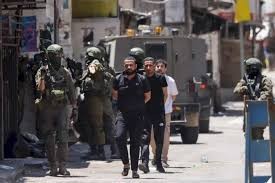 اسرائيل تزعم: اعتقال خلية برام الله كانت تستعد لإطلاق الصواريخ