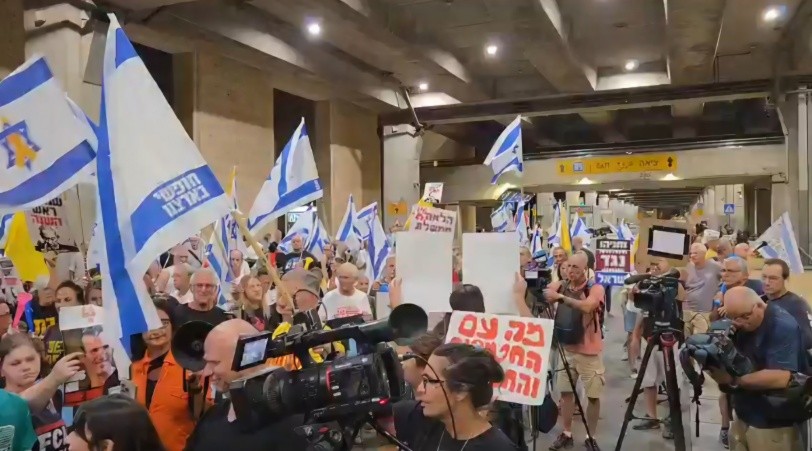 المئات يتظاهرون في مطار بن غوريون ضد نتنياهو قبيل توجهه إلى الأمم المتحدة