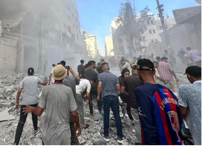 استشهاد فتاتين وإصابة 12 آخرين جراء قصف الاحتلال نقطة توزيع المساعدات الإنسانية جنوب وادي غزة