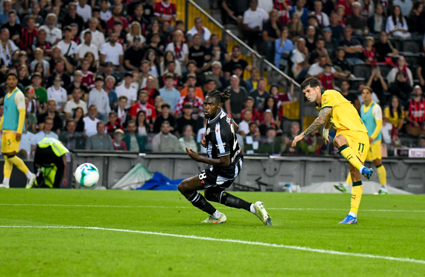 ميلان يتخطى أودينيزي بثلاثية في الدوري الإيطالي