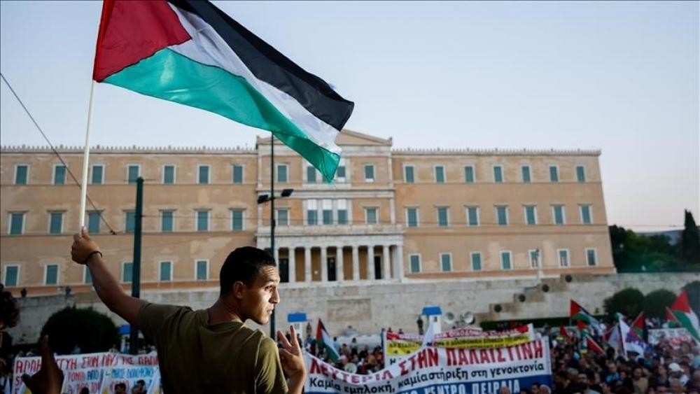 مؤيدون لفلسطين يسكبون طلاء أحمر على فندق لمستثمرين إسرائيليين بأثينا