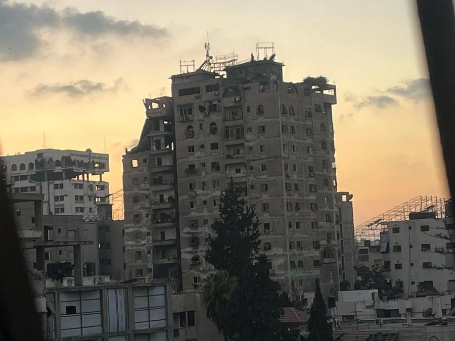 الاحتلال يدمر برج الجندي المجهول بغزة ويشرد مئات النازحين