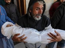 غزة: استشهاد طفل وتحركات عسكرية للاحتلال تقترب من مستشفى الشفاء