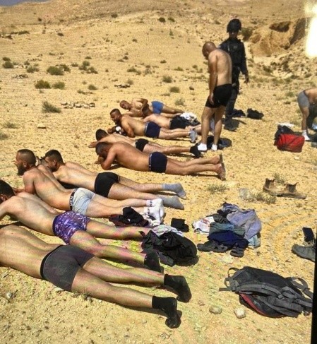 صورة تظهر تنكيلا بعمال فلسطينيين قرب جدار الفصل جنوب الخليل