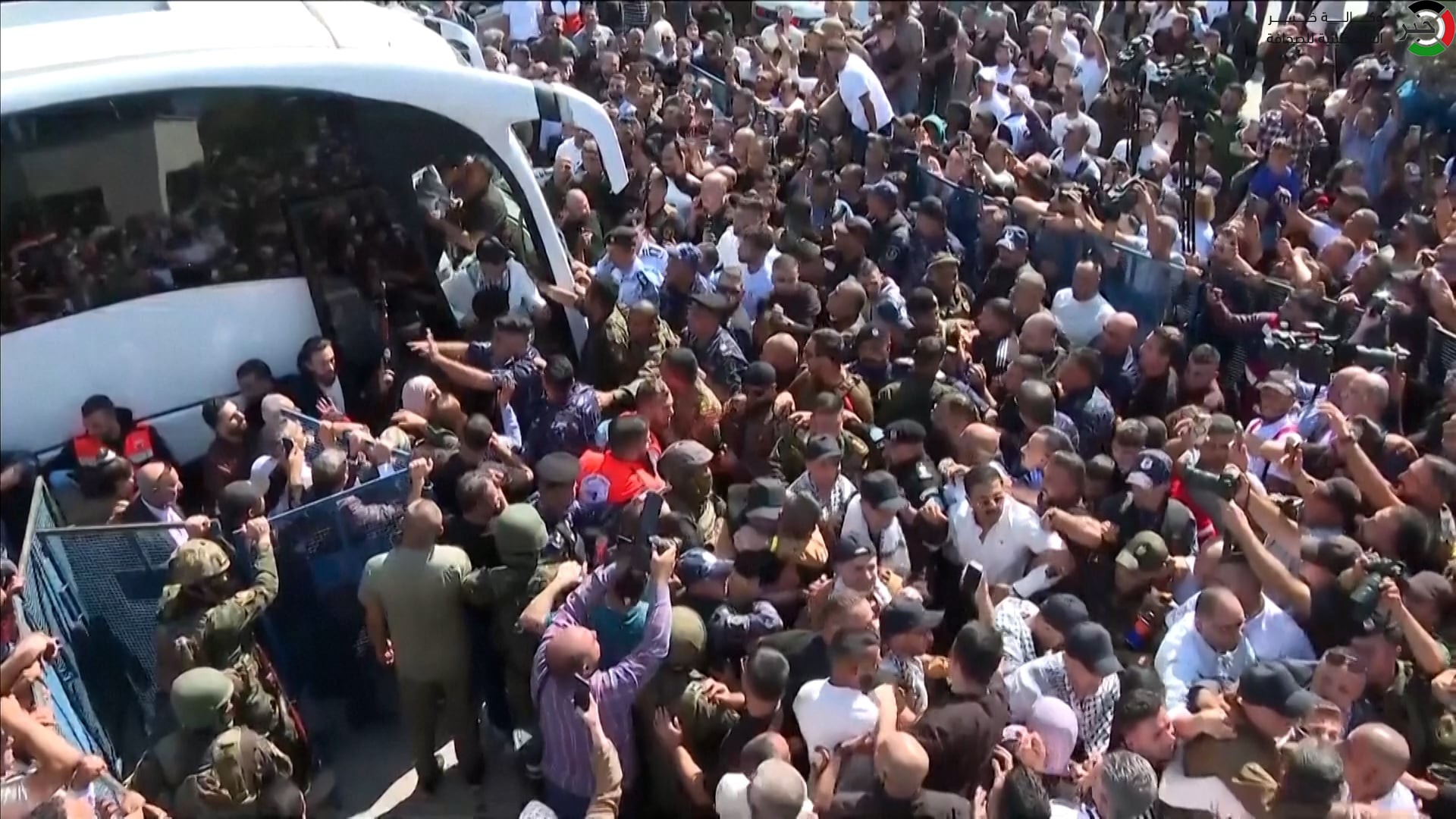بالفيديو: عدسة "خبر" ترصد لحظات الإفراج عن الأسرى الفلسطيينين واحتضان ذويهم