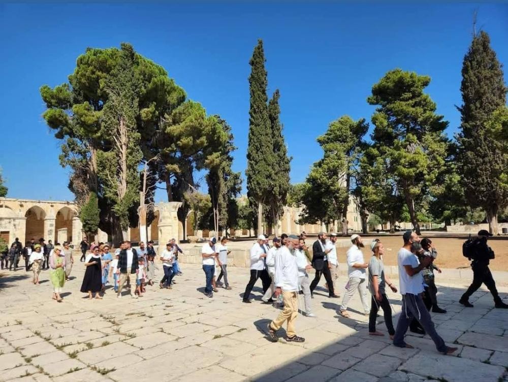 مستوطنون يقتحمون الأقصى ويؤدون طقوسًا تلمودية الاثنين 20/10/2025
